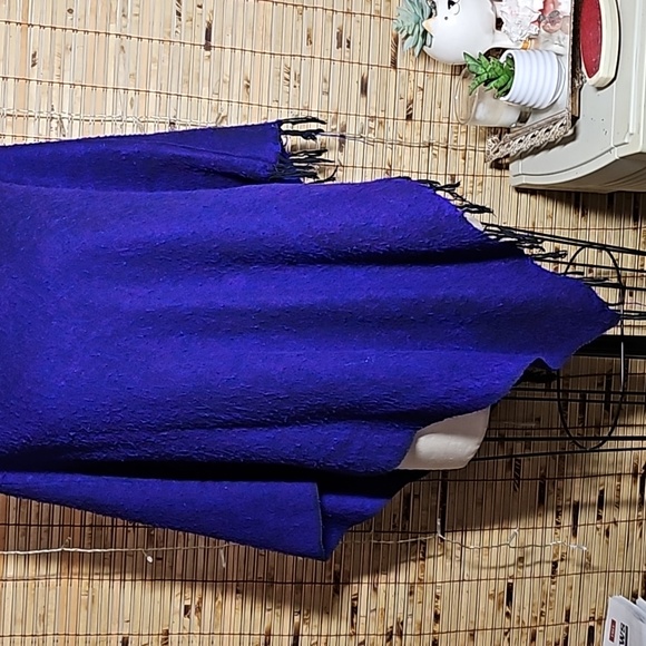 Beautiful Textured Purple Cape with Two Buttons 100% Wool Zig Zag from Nepal - Picture 2 of 9